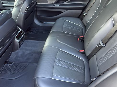 Used 2022 BMW 740i xDrive w/ M Sport Package AWD/4WD image 23