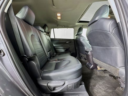 Used 2023 Toyota Highlander XLE AWD/4WD image 28
