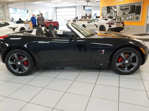 Used 2007 Pontiac Solstice Convertible RWD image 10