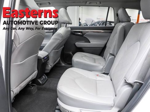 Used 2024 Toyota Highlander Platinum image 25