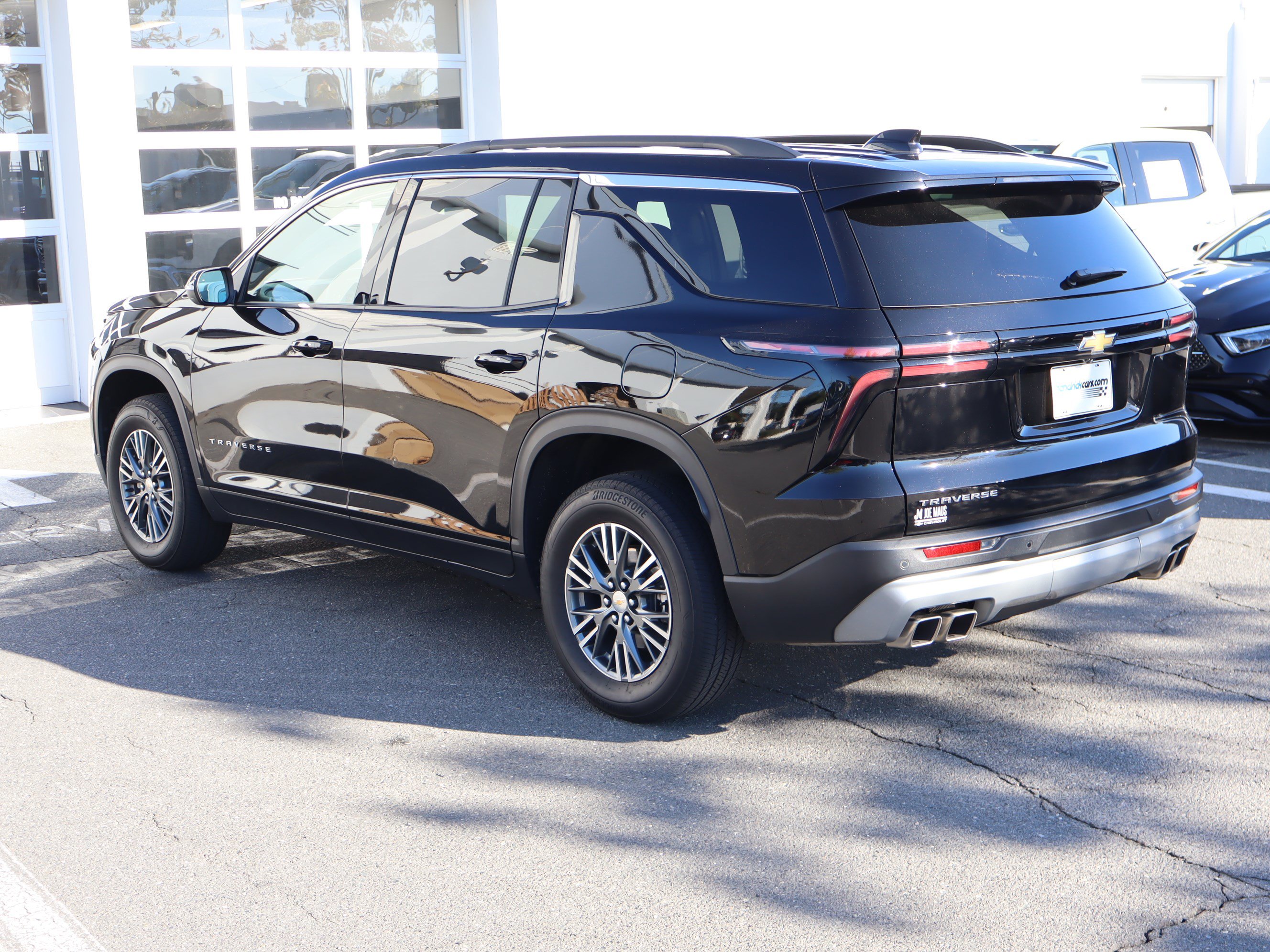 Used 2025 Chevrolet Traverse LT FWD image 19