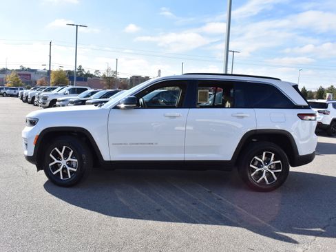 Used 2025 Jeep Grand Cherokee Limited w/ Luxury Tech Group II image 6