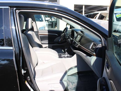 Used 2015 Toyota Highlander Limited Platinum AWD/4WD image 22