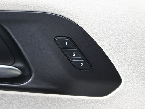 Used 2020 Chrysler Pacifica Limited image 22