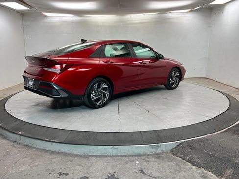 Used 2025 Hyundai Elantra Sport image 5