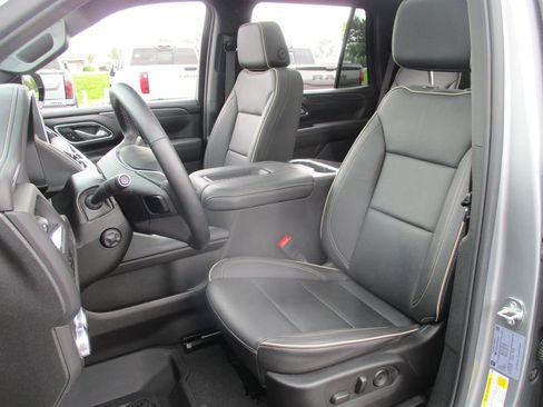 Used 2024 GMC Yukon SLT w/ SLT Luxury Package AWD/4WD image 22