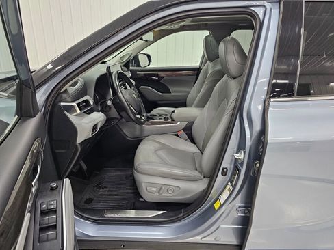 Used 2021 Toyota Highlander Platinum image 2