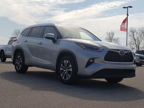 Used 2021 Toyota Highlander XLE image 3