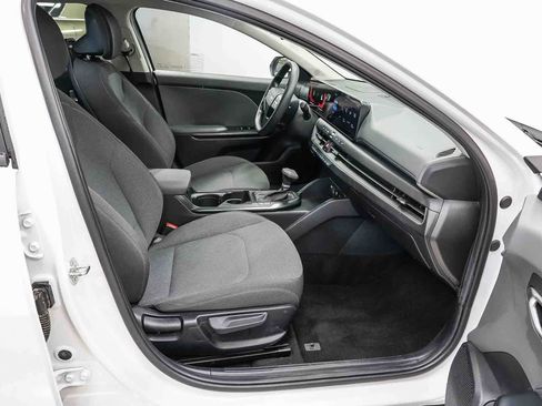 Used 2025 Kia K4 FWD image 16