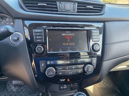 Used 2018 Nissan Rogue SV image 16