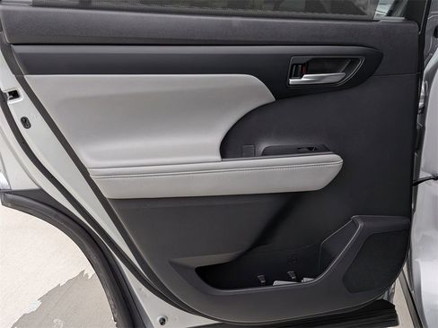 Used 2021 Toyota Highlander XLE image 24