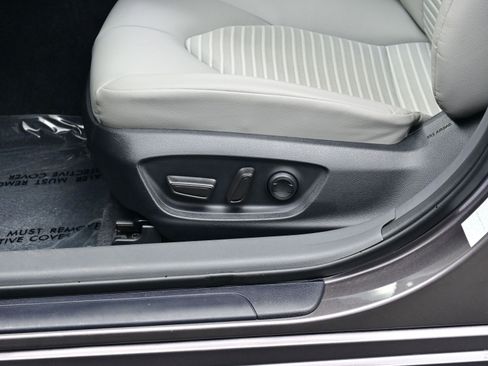 Used 2024 Toyota Camry SE image 12