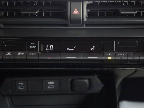 Used 2024 Toyota Prius LE FWD image 36