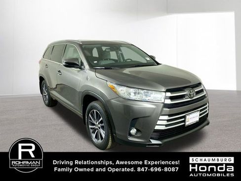 Used 2017 Toyota Highlander XLE image 3
