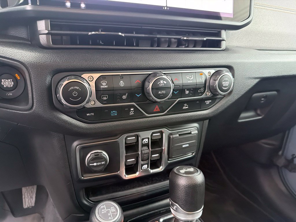 Used 2024 Jeep Wrangler Unlimited w/ Convenience Group AWD/4WD image 18