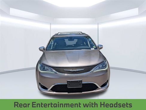 Used 2017 Chrysler Pacifica Limited FWD image 11