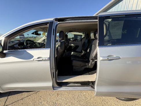 Used 2024 Chrysler Pacifica Touring-L FWD image 16