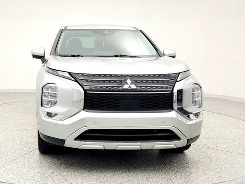 Used 2024 Mitsubishi Outlander SE image 2