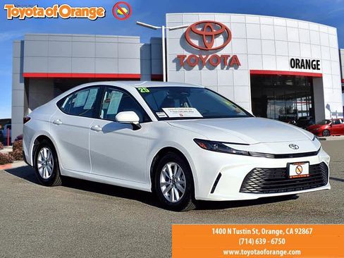 Certified 2025 Toyota Camry LE image 1