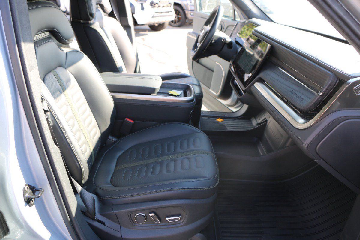 Used 2025 Rivian R1S Adventure Dual AWD/4WD image 23