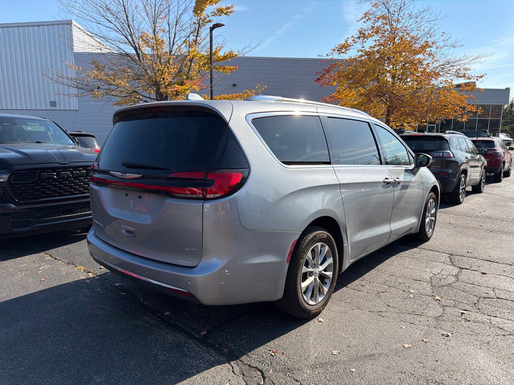 Used 2021 Chrysler Pacifica Touring-L AWD/4WD image 3