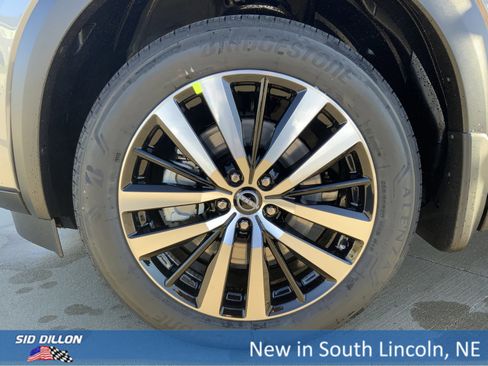 New 2025 Nissan Pathfinder Platinum image 11