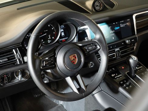 Certified 2026 Porsche Macan AWD/4WD image 17