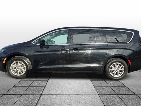 Used 2024 Chrysler Voyager LX FWD image 8