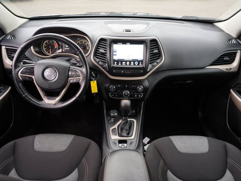 Used 2018 Jeep Cherokee Latitude AWD/4WD image 26