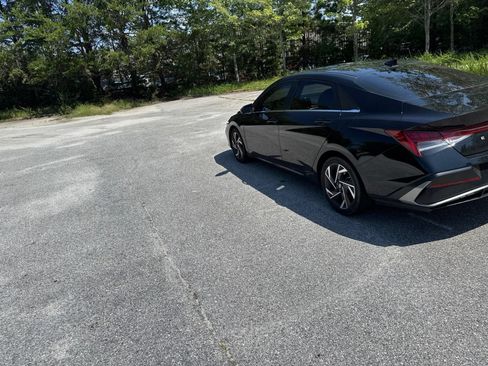 Certified 2025 Hyundai Elantra Limited FWD image 3