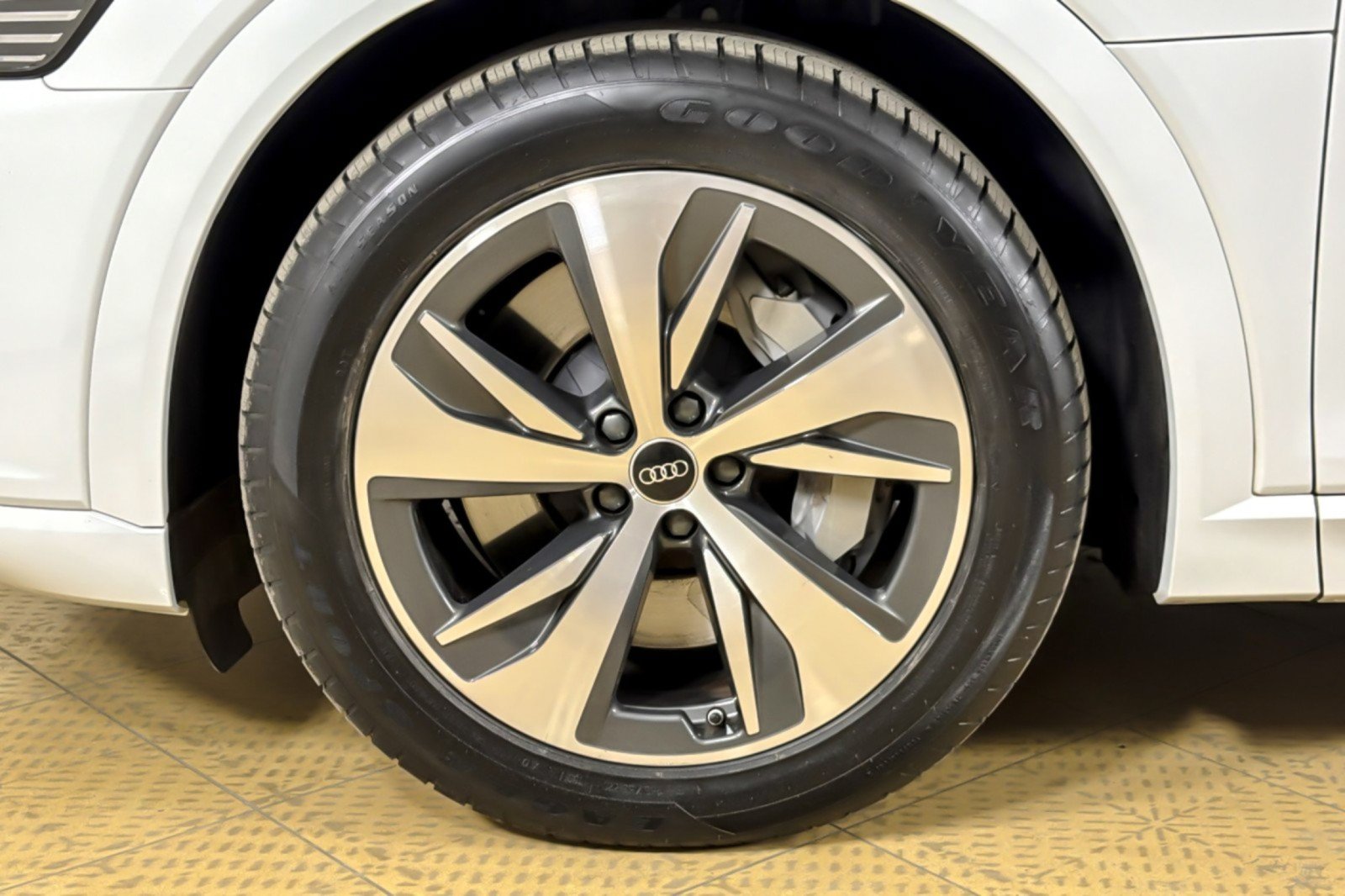 Used 2024 Audi Q8 e-tron Premium AWD/4WD image 24