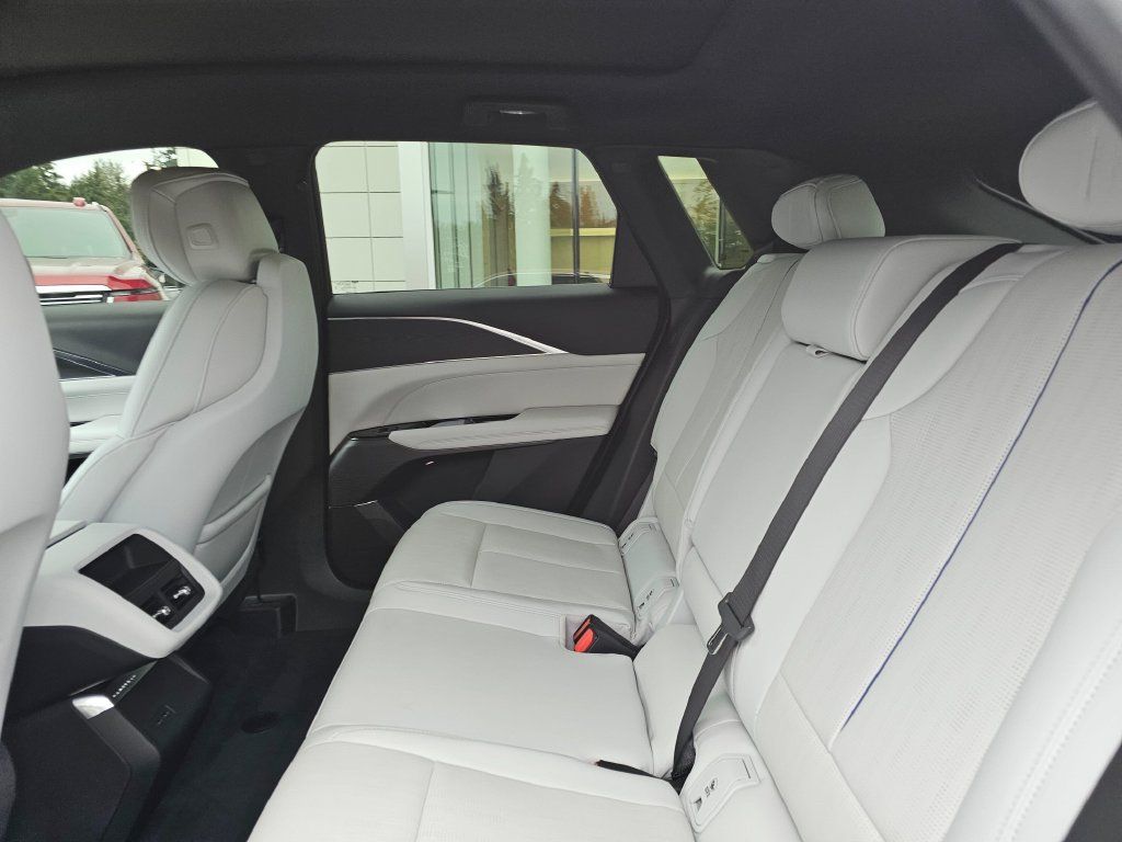 Certified 2024 Cadillac Lyriq Luxury AWD/4WD image 20