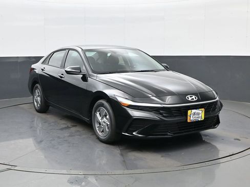 New 2026 Hyundai Elantra SE image 3