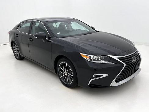 Used 2017 Lexus ES 350 w/ Luxury Package FWD image 2