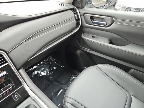 Certified 2025 Nissan Armada SV image 22