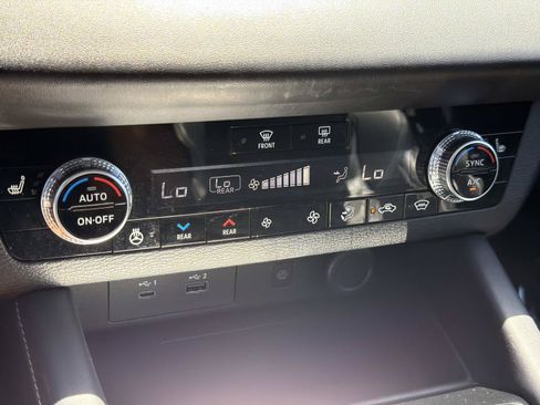 Used 2024 Mitsubishi Outlander 4WD Plug-In Hybrid image 30