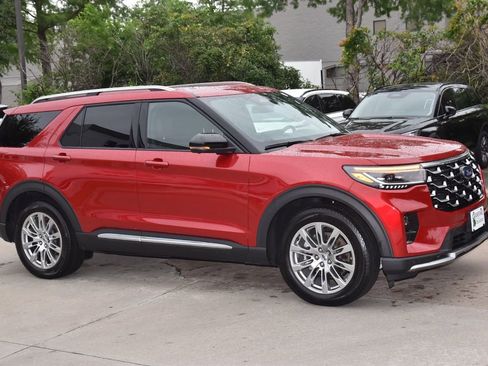 Certified 2025 Ford Explorer Platinum RWD image 5