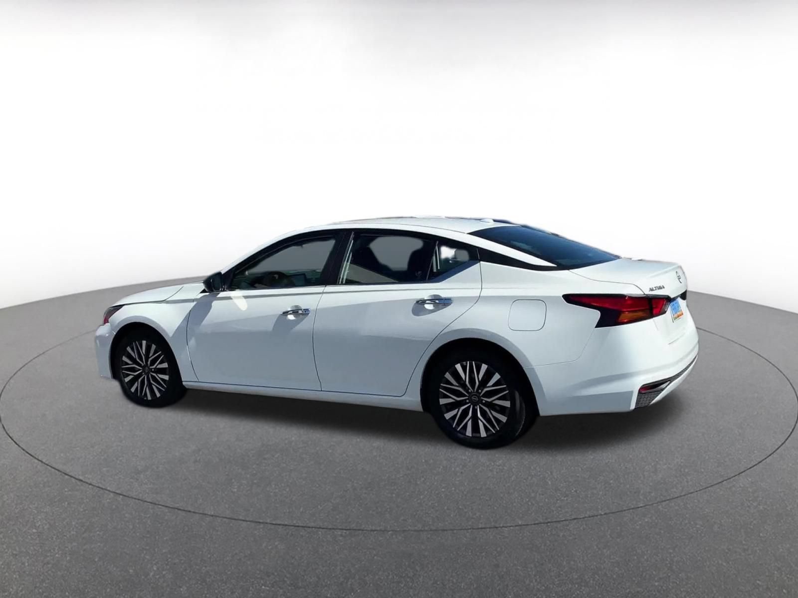 Used 2025 Nissan Altima 2.5 SV FWD image 9