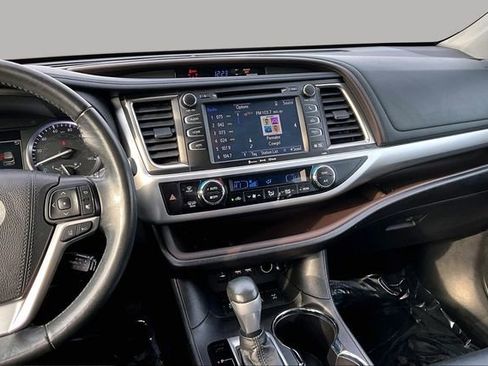 Used 2019 Toyota Highlander XLE image 9