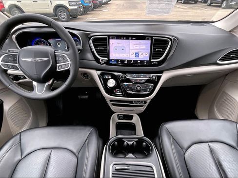 Used 2024 Chrysler Pacifica Touring-L image 14