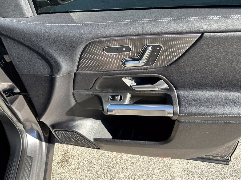 Used 2021 Mercedes-Benz GLB 250 4MATIC w/ Premium Package image 15
