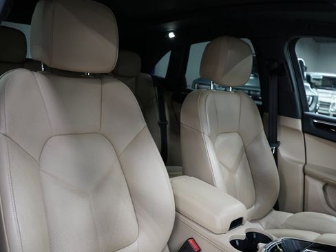 Used 2022 Porsche Macan AWD/4WD image 24