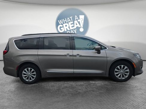 Used 2017 Chrysler Pacifica Touring-L FWD image 2
