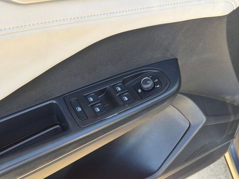 Used 2025 Volkswagen Taos SE AWD/4WD image 13