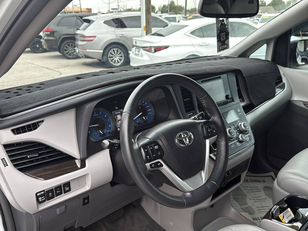Used 2017 Toyota Sienna XLE w/ XLE Navigation Package FWD image 13