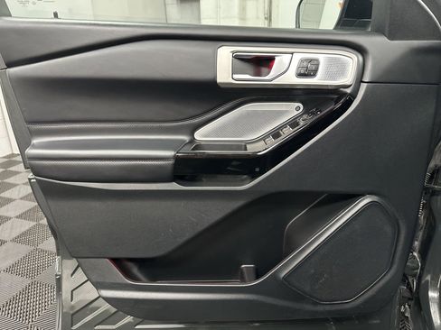 Used 2023 Ford Explorer Platinum w/ Premium Technology Package image 17