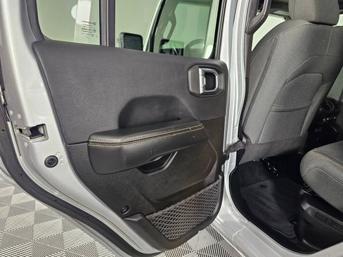 Used 2024 Jeep Wrangler Unlimited Sahara AWD/4WD image 31