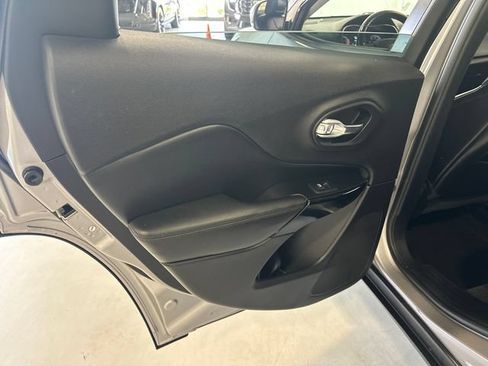Used 2021 Jeep Cherokee Latitude Plus FWD image 29