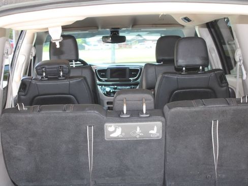 Used 2019 Chrysler Pacifica Touring-L FWD image 15