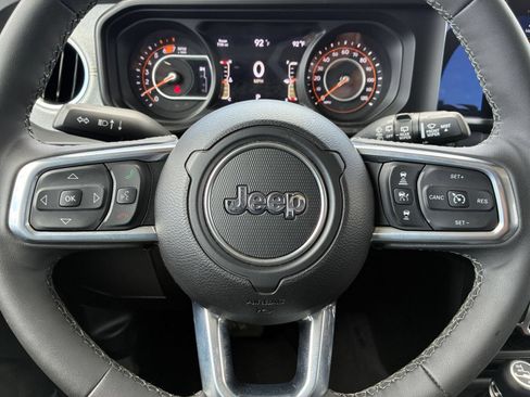 Used 2025 Jeep Wrangler Unlimited Sahara AWD/4WD image 23